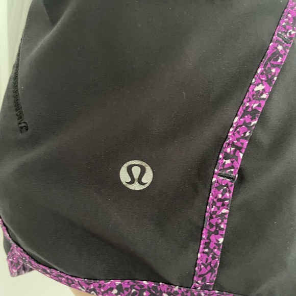 Black and Purple Mid Rise Speed Up Lululemon Shorts Size 8 - Picture 4 of 5
